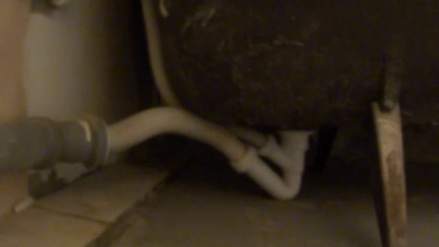 Булькает в ванне когда сверху воду смывают смотреть онлайн