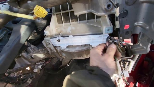 Замена радиатора печки на Mitsubishi Pajero 4 в 