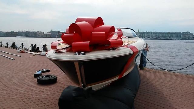 ОЧЕНЬ БОЛЬШОЙ БАНТ НА КАТЕРЕ! Диаметр банта 1.5 метра. БАНТ-НА-МАШИНУ.РФ смотреть онлайн