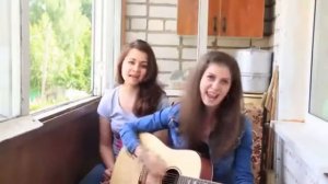 Очень Красивые Девушки очень Красиво исполнили под гитару,на балконе!!!
