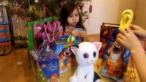 Распаковка новогодних подарков от Деда Мороза.