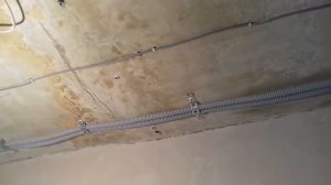 Монтаж электропроводки в гофре.