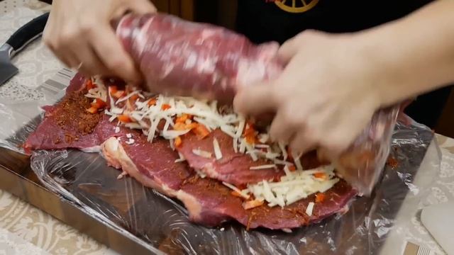 Такое МЯСО вкусно и в ГОРЯЧЕМ и в ХОЛОДНОМ виде. Мясной РУЛЕТ на Новогодний стол, цыганка готовит.