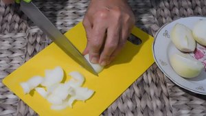 Курица на луковой подушке в духовке. Мясо получается очень нежным. Попробуйте!