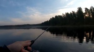 Ловля Щуки на лесном озере с лодки... Осенний утренний выход) Ловля щуки осенью в Ленинградской обл