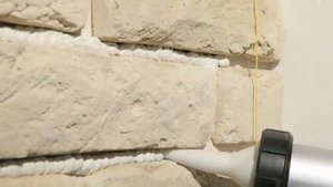 Расшивка швов при укладке декоративного кирпича