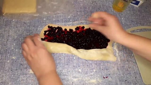 Сладкие булочки. Булочки из слоеного теста. Рулетики с вареньем.