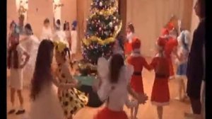 танец вокруг елки
