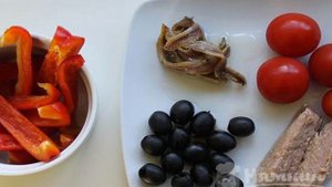 Салат Нисуаз с тунцом и анчоусами