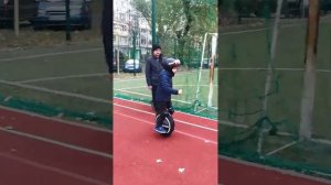 Ребенок 7 лет учится кататься на моноколесе.