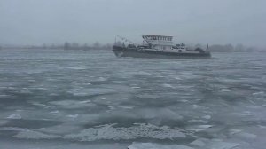 Eisbrecher Seidlstein auf der Donau bei Straubing