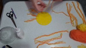 Солнышко. Поделка из цветной бумаги и пряжи.