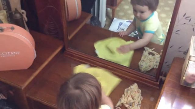 Дуня протирает пыль. 11 месяцев. смотреть онлайн