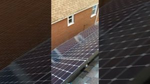 Установка солнечных панелей на крыше дома
