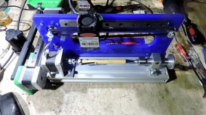 Выжигает лазерный выжигатель для мелких цилиндрических деталей.