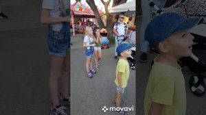 Дети на аттракционе "Шоу тайм". Самара, парк "Гагарина"