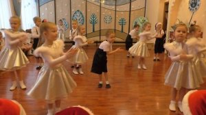 Старшая группа 2 танец Белые снежинки