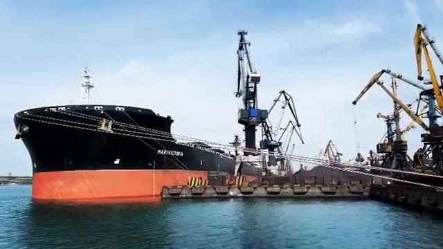 Погрузка сухогруза на 50000 тонн.Грузовой Морской Порт. услуги морского порта, перевалка грузов.