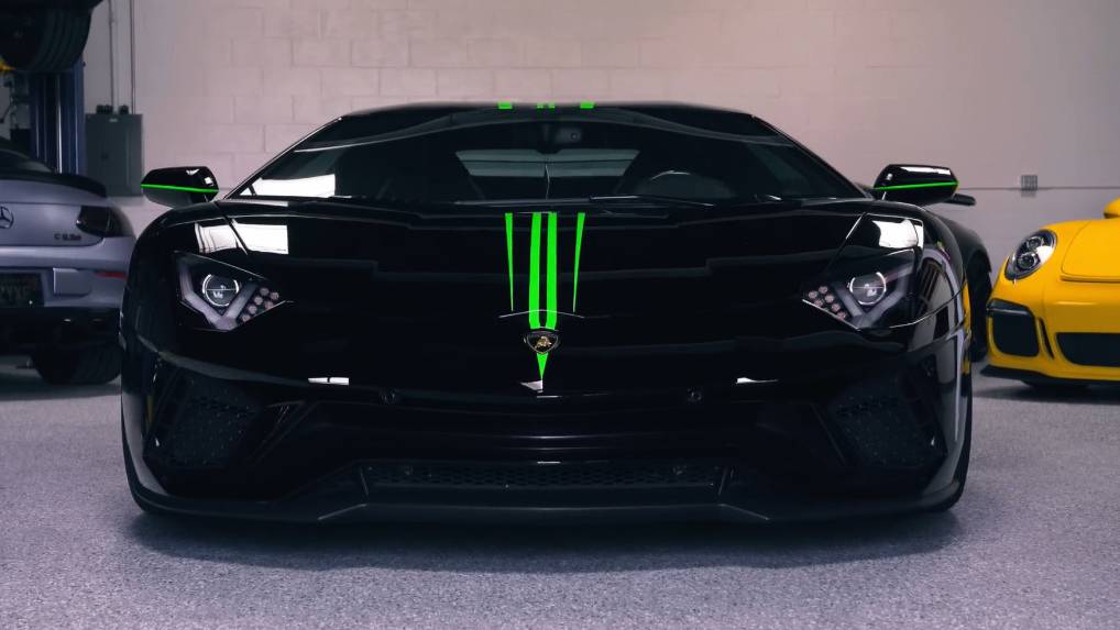 Плюющееся пламя Aventador S