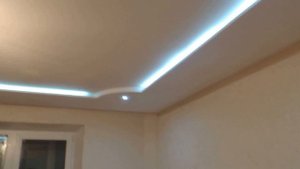Потолок из гипсокартона с подсветкой и светильниками.