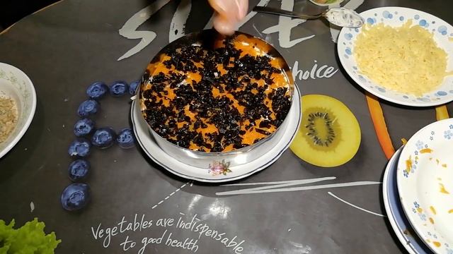 Слоёный салат с курицей, черносливом, грибами и орехами. смотреть онлайн