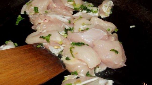 Макароны с фасолью, мясом и зеленью