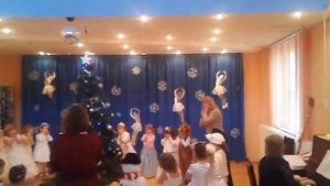 Дети и Снегурочка зовут Деда Мороза