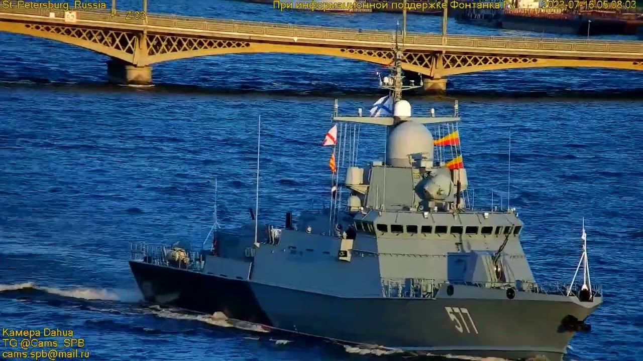 Корабли прошли по Неве в золотом свете. Показываем редкое зрелище смотреть онлайн