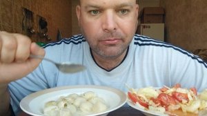 МУКБАНГ пельмени и салат из овощей/обжор обед