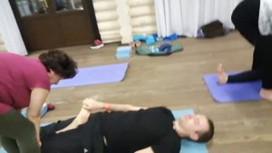 Полулотос лёжа на спине