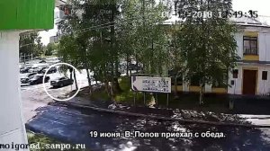 Глава администрации Беломорского района В. Попов ездит на обед на служебном автомобиле.