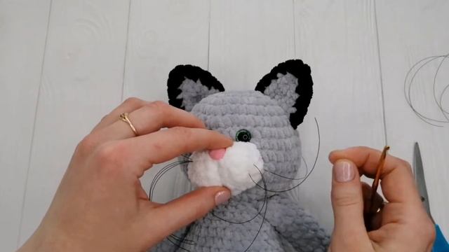 Кот из плюшевой пряжи. Как сделать усики из лески. смотреть онлайн