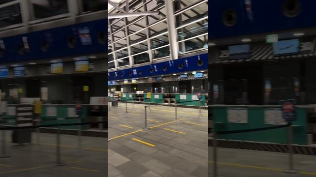 Flughafen Leipzig/Halle Check-In Halle bei Nacht