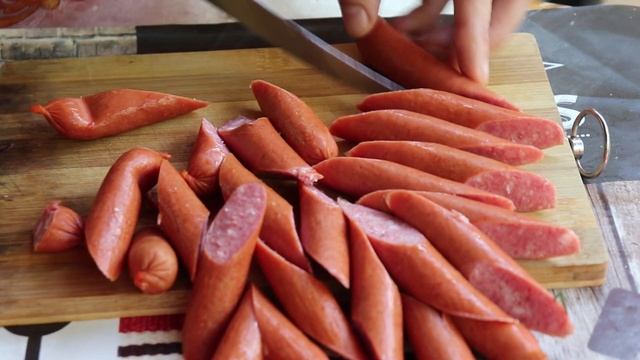 Жареный картофель с охотничьими колбасками в казане