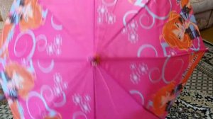 Маленькая Катя радуется зонтику!