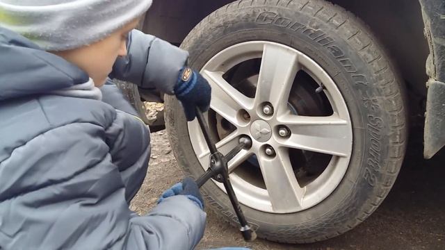 Замена колес. Готовим машину к зиме. Папин сын. смотреть онлайн