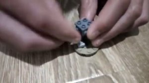 Классный маленький робот из лего на подставке👍👍👍