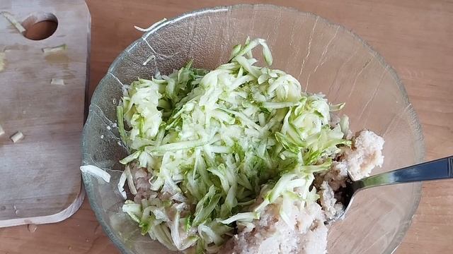 Котлеты из курицы и кабачка.Разлетаются на ура/Super chicken and zucchini cutlet смотреть онлайн