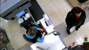 Парни расплатились в магазине "билетом банка приколов"