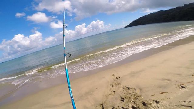 Surf Fishing And Catching Pompano With A Cast Net смотреть онлайн