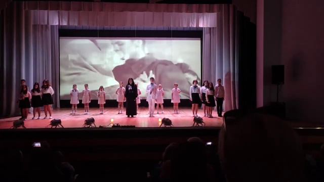 на Мамаевом Кургане тишина. поет коллектив "Веселые нотки смотреть онлайн