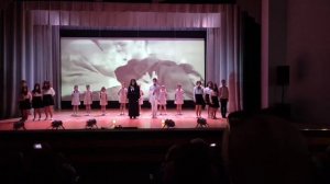 на Мамаевом Кургане тишина. поет коллектив "Веселые нотки