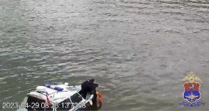 Сотрудники линейного отдела полиции на водном транспорте спасли утопающего