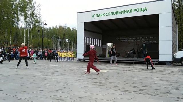 ? О, УЖАС!У меня зажевало капюшон у всех на глазах!? НО Я НЕ СДАЛАСЬ! Выступление брейк- данс?