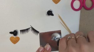 Как приклеить реснички к пластиковым глазкам. Ресницы для игрушек амигуруми.
