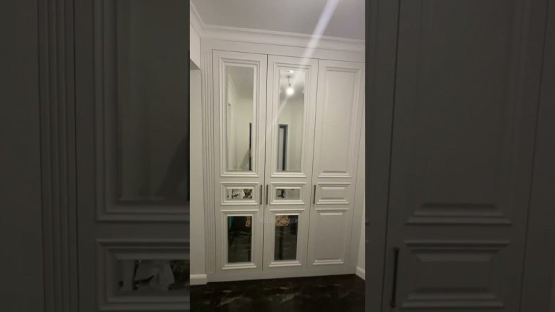 Встроенный зеркальный шкаф в нише