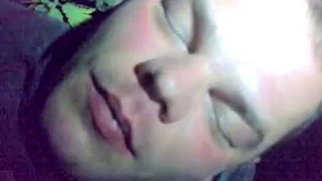 Человек спит на лавочке в лесу смотреть онлайн