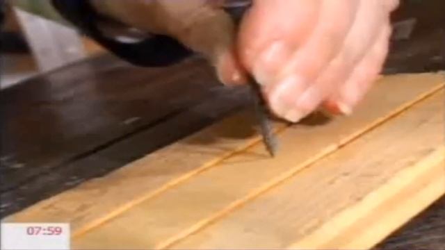 Как сделать удобную подставку для бумажных полотенец или пищевой фольги смотреть онлайн