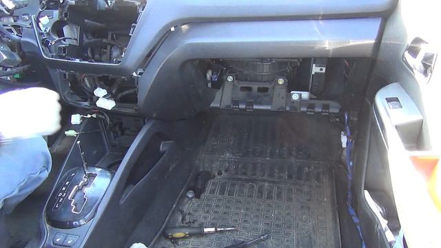 KIA RIO СНЯТИЕ ЦЕНТРАЛЬНОЙ КОНСОЛИ АКПП РУКОЯТКИ АКПП на раз два2 смотреть онлайн