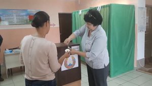 Опечатывание ящика на Гагаринском участке для голосования №1